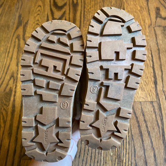 Carter’s faux fur boots with rainbow laces. Size 9. Great condition! - Picture 9 of 9